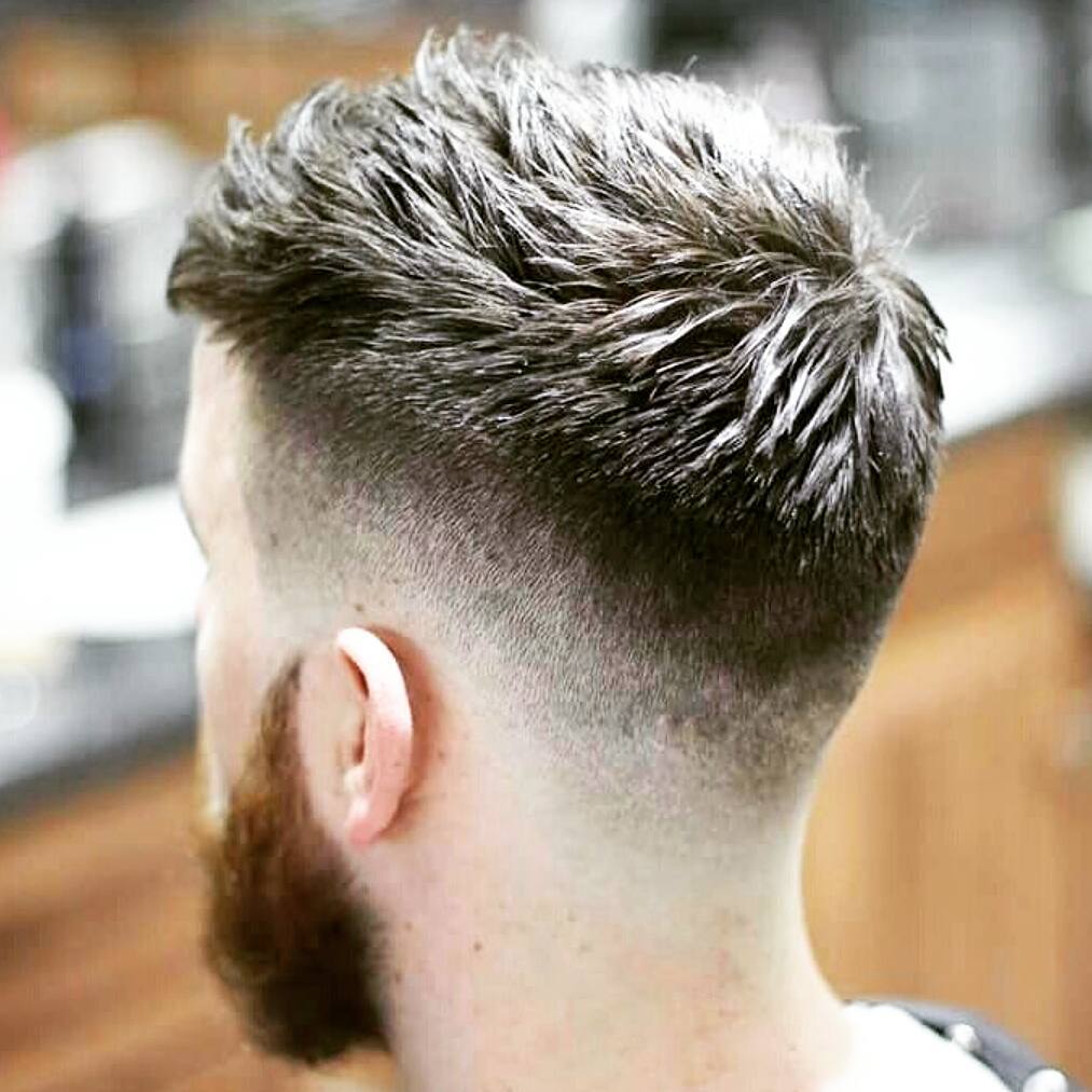 Corte de pelo masculino en oliva